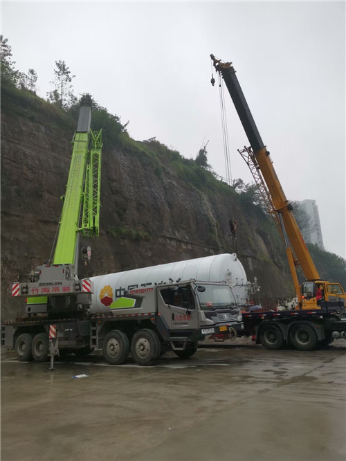 浪卡子县“不怕风雨冻”—— 吊车的 “恶劣环境适应” 技术